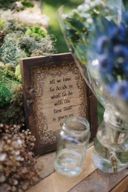 some LOTR wedding decor with moss, berries and a sign is a cool idea, and you can easily realize it yourself