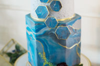 05 This cake just takes my breath away, it’s done with blue marble decor and geometric touches and decorated with greeney