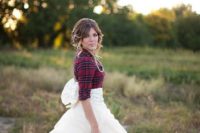 15 the bride rocking a plaid shirt over her wedding dress – such a cute idea for a rustic bride