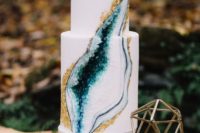 27 a trendy emerald and gold geode wedding cake
