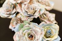 30 paper flowers of a map to decorate a travel-inspired wedding
