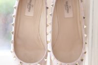 31 spike neutral Valentino wedding flats look chic and fit not only weddings
