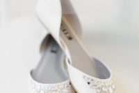 31 white pointed wedding flats with rhinestones for a chic and non-boring bridal look