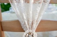 05 some lace and a vintage brooch is a simple idea that will suit lots of themes, from backyard to vintage