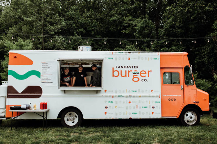 Serving burgers is a great idea for a relaxed riverside wedding