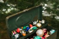 15 some vintage Christmas ornaments can become nice favors for your guests