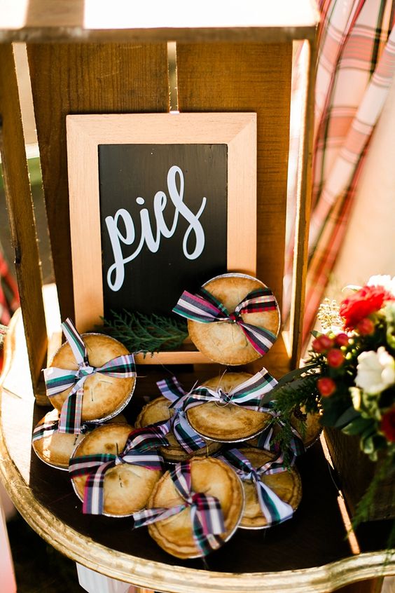 pies with plaid ribbons are another cute idea for Christmas wedding favors
