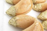 29 edible gold glitter fortune cookies are ideal for a New Year’s Eve wedding