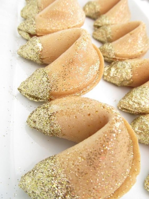 edible gold glitter fortune cookies are ideal for a New Year's Eve wedding