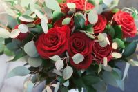 a stylish Christmas wedding bouquet of red roses and eucalyptus, it’s easy and cool