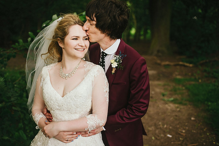 This couple organized a gorgeous 60s inspired wedding with a garden festival theme