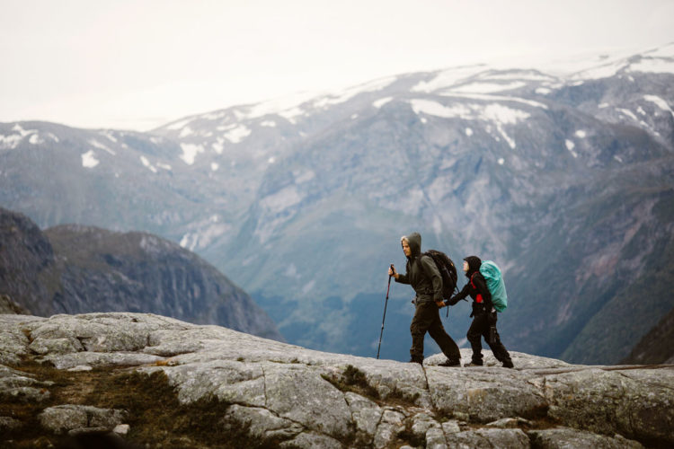 The couple hiked up during 14 hours to get an elopement they really wanted and they felt adventurous
