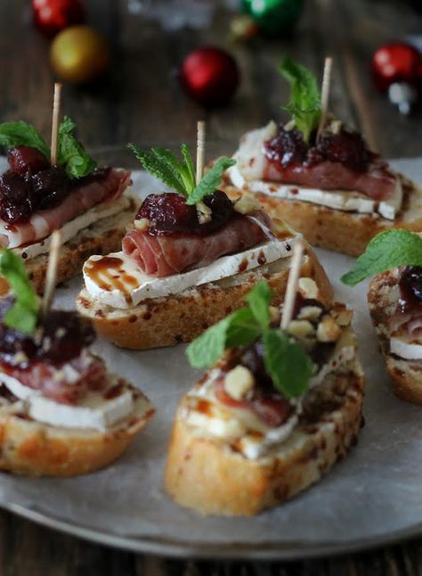 cranberry, brie and prosciutto crostini with balsamic glaze is a delicious idea for those who love meat