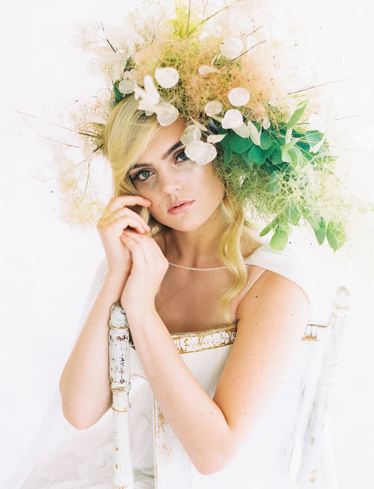 The large bridal crown was done with moss, leaves and the same blooms as the wedidng bouquet