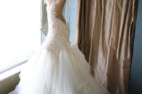 09 mermaid wedding dress without sleeves, with an open back and a layered skirt with a long train