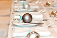 17 Christmas ornaments are cute to mark each place setting