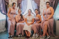 04 The bridesmaids were rocking mismatching dusty pink dresses and sneakers