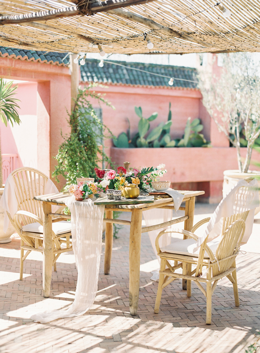 The reception was created in the riad, with simple wooden furniture and an airy table runner