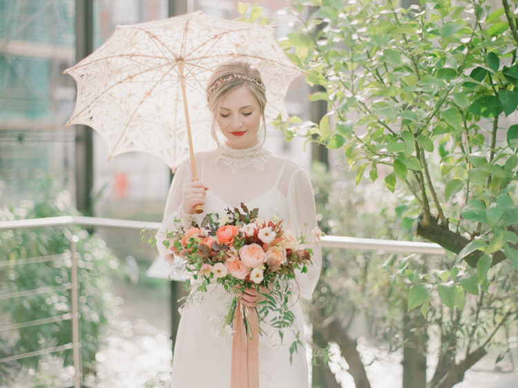 Why not add a parasol to make the bridal look more exquisite