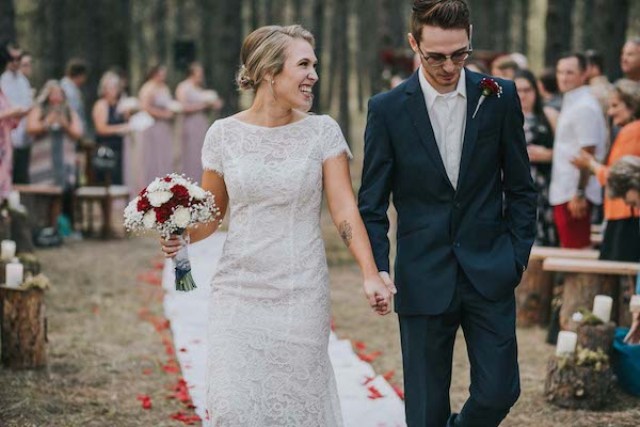 The couple opted for red touches and baby's breath for a rustic fall feel