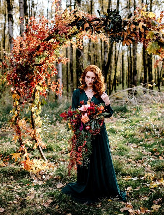 a dark green wedding dress with long sleeves and a V-neckline is a chic and outstanding idea for the fall