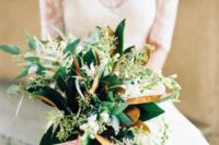 02 a bridal bouquet with magnolia leaves and eucalyptus for a trendy greenery bouquet