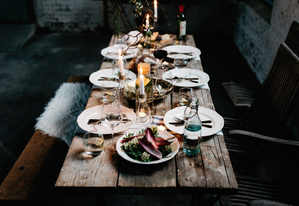 The table was styled in a very simple way, with a rustic table and candles - nothing else was needed
