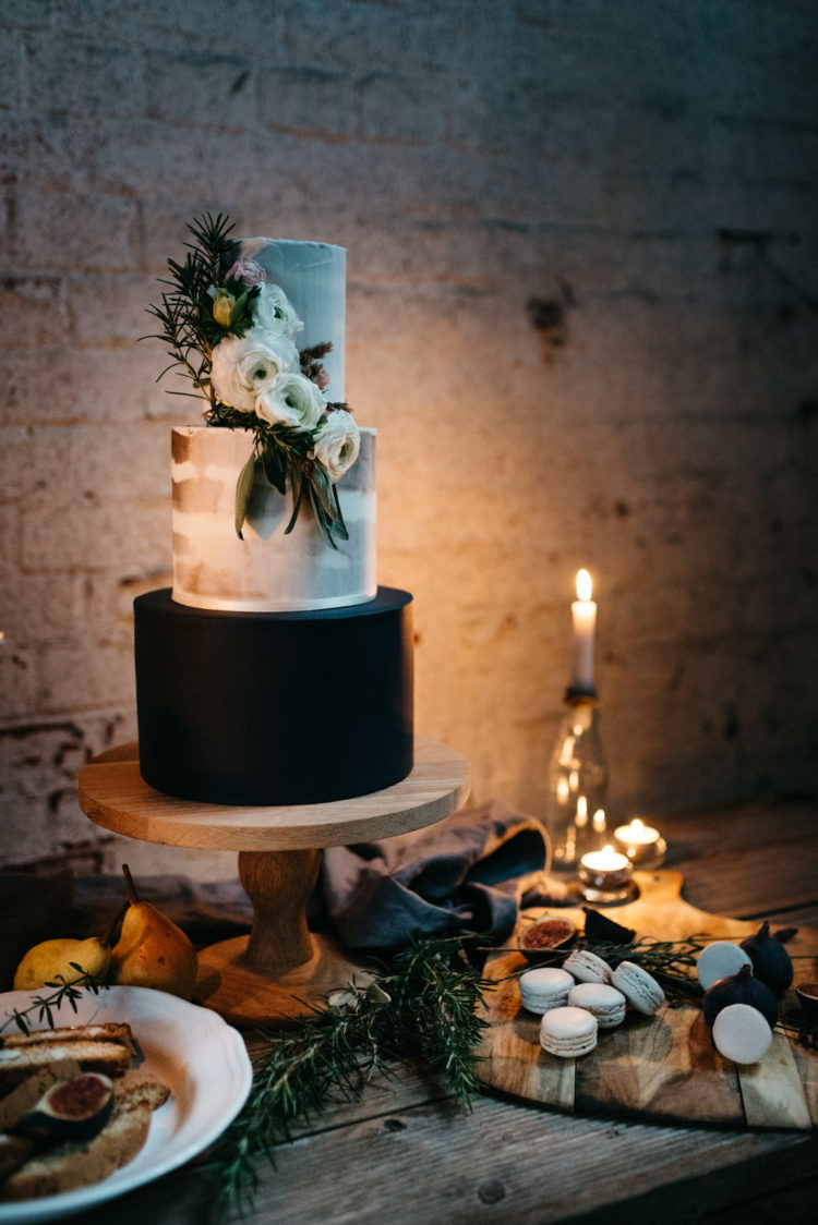 The wedding cake was with a black layer and two semi-naked tiers, with fresh herbs and ranunculus
