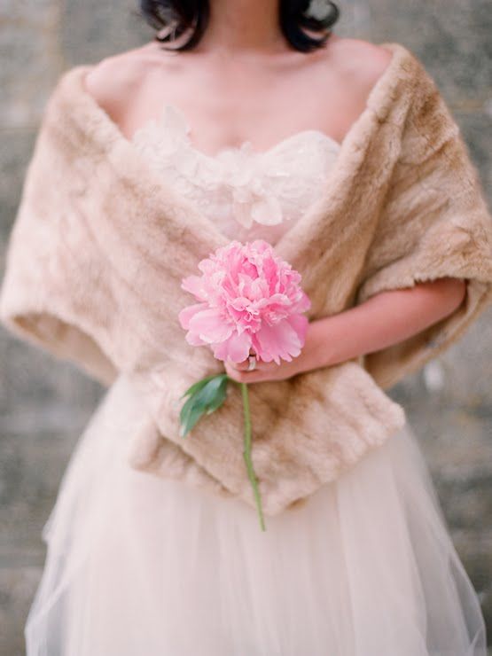 a single pink peony looks cute and girlish, ideal for the brides who want to look even more feminine