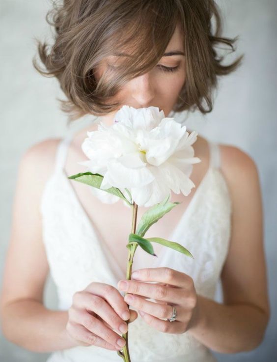 a single white peony for a casual and chic bridal style