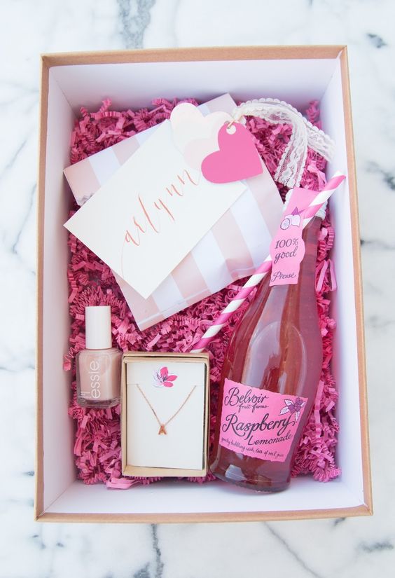 a girlish box with raspberry lemonade, a necklace, nail polish and a card is easy to assemble yourself
