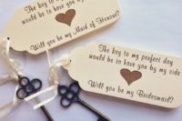 27 vintage keys with gift tags will hint on the vintage style of your wedding