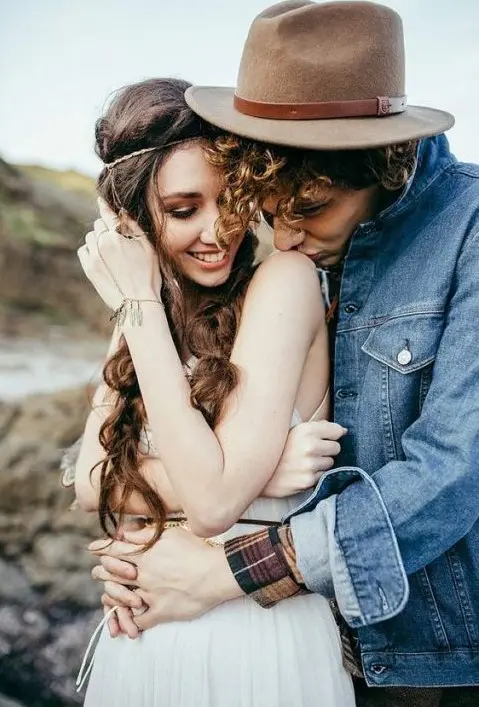 a plaid shirt, a blue denim jacket and a brown hat make the groom's look very relaxed and boho-like