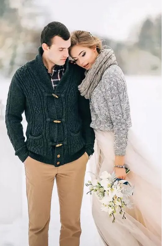 a rustic groom's outfit with a plaid shirt, beige jeans, a black cardigan is a cool idea for a cozy winter wedding