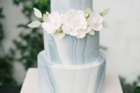 05 a marble light blue wedding cake with sugar flowers is a trendy solution