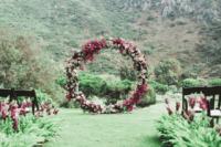 07 An oversized circle floral arch in jewel tones looked just wow and besides it’s a hot trend