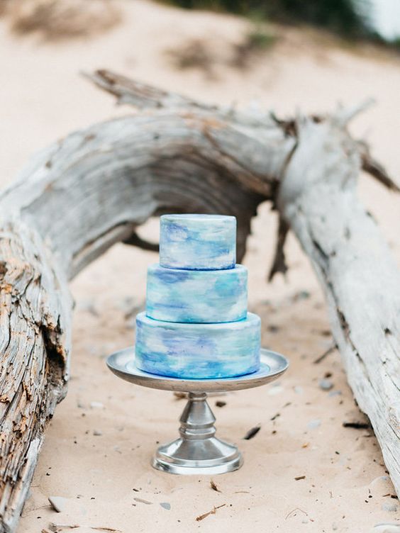 a watercolor wedding cake in the shades of green and blue is ideal for a coastal wedding