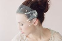 19 a tulle bandeau veil adorned with large pearls for a cool and modern take on traditional pearls