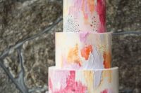 03 a bold watercolor wedding cake with pink, orange and blue touches for a colorful wedding