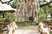 05 Thanks to the pampas grass, the ceremony space got a desert feel, though it was located in the garden