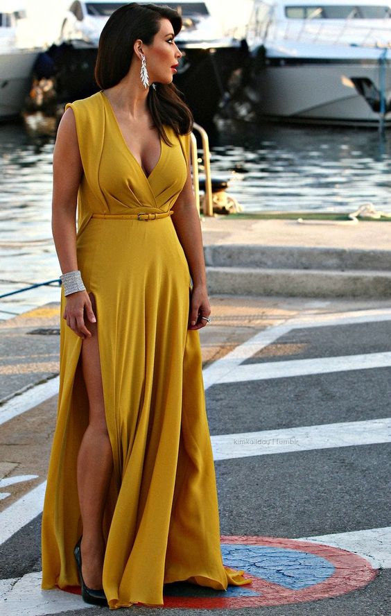 a mustard maxi dress with a deep V-neckline and a side slit, a small and thin leather belt