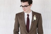 14 light grey pants, a beige jacket, an ivory shirt plus a burgundy tie for a chic vintage look