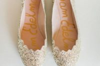 18 gold glitter flats with a scalloped edge for a shiny touch