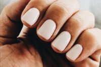 23 creamy manicure is another great idea of a neutral manicure that looks awesome with tanned skin
