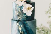 26 a stunning blue marble wedding cake with gold leaf and sugar white flowers on top