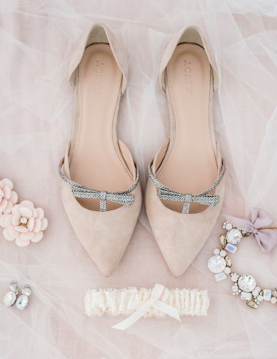 nude pointed toe flats with small bows are a cute and lovely solution for a neutral and lovely bridal look