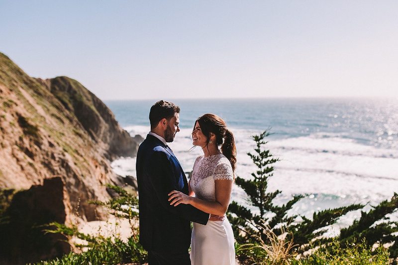 This simple and casual wedding took place in a greenhouse on the Californian coast and was very intimate