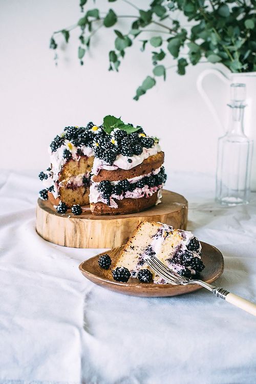 a naked wedding cake with blackberries and fresh mint on top for a mouth-watering look and taste