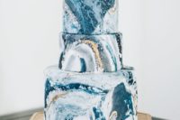 11 a fantastic wedding cake in the shades of blue and gold portraying an ocean surface