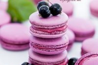 16 delicious berry-infused macarons are ideal for giving them as favors, everyone loves them
